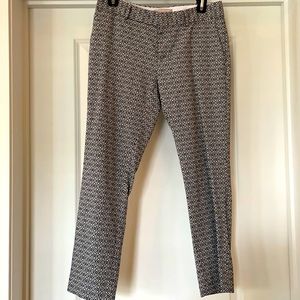 LIKE NEW BANANA REPUBLIC HAMPTON PANT SIZE 2. Black white embroidered pattern.